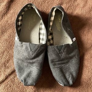 Mens Tom’s. Heathered black color